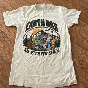 Scooby Doo Earth Day Graphic T-Shirt / Size XS / Never Worn